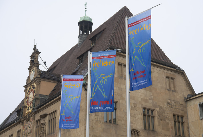 Das Bild zeigt wehende Fahnen zum Internationalen Aktionstag gegen Gewalt an Frauen. Sie wehen vor dem Heilbronner Rathaus. 