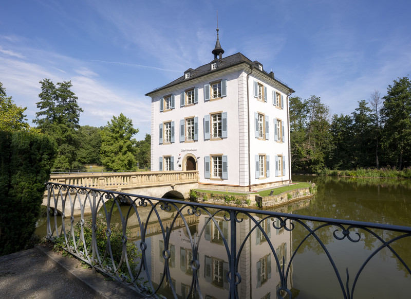 Das Bild zeigt das Trappenseeschlösschen, in dem das Literaturhaus der Stadt beheimatet ist. Auch hier können Brautpaar sich das Ja-Wort geben.