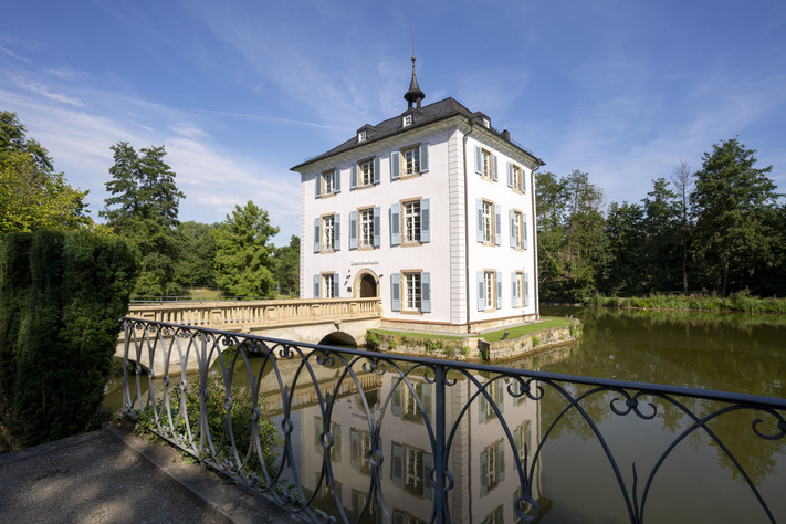 Das Bild zeigt das Trappenseeschlösschen, in dem das Literaturhaus der Stadt beheimatet ist. Auch hier können Brautpaar sich das Ja-Wort geben.