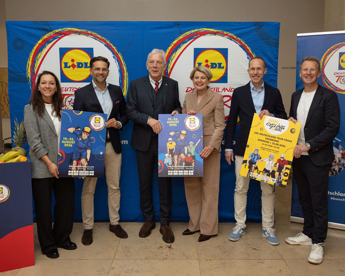 Gruppenfoto bei der Pressekonferenz zur Lidl Deutschland Tour 2026 am 10. Dezember 2026 im Rathaus. 