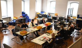 Das Bild zeigt das Briefwahlzentrum im Heilbronner Rathaus, in dem rund zehn Mitarbeiterinnen und Mitarbeiter die Anträge auf Briefwahl bearbeiten. 
