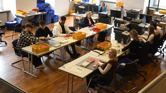 Das Bild zeigt das Briefwahlzentrum im Heilbronner Rathaus, in dem rund zehn Mitarbeiterinnen und Mitarbeiter die Anträge auf Briefwahl bearbeiten. 