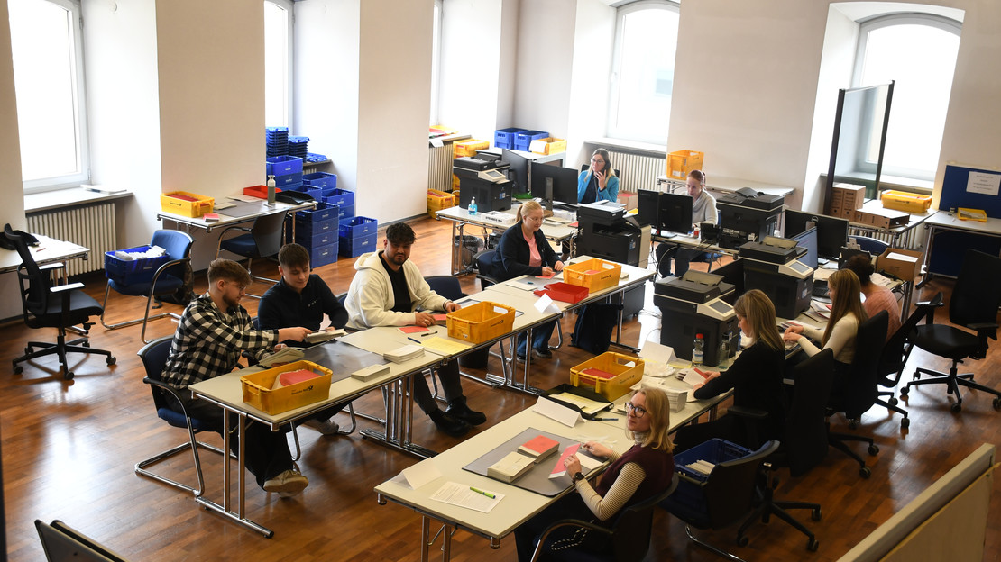 Das Bild zeigt das Briefwahlzentrum im Heilbronner Rathaus, in dem rund zehn Mitarbeiterinnen und Mitarbeiter die Anträge auf Briefwahl bearbeiten. 