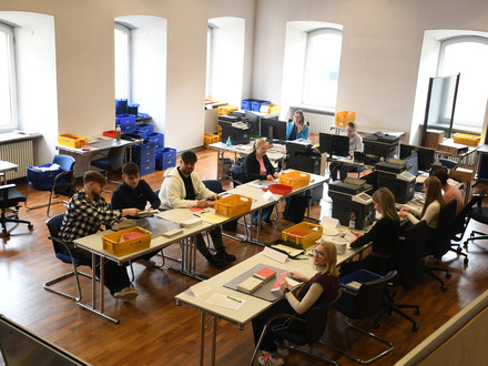 Das Bild zeigt das Briefwahlzentrum im Heilbronner Rathaus, in dem rund zehn Mitarbeiterinnen und Mitarbeiter die Anträge auf Briefwahl bearbeiten. 