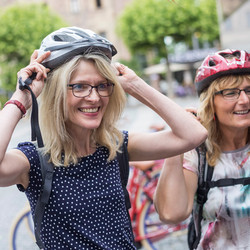 Fahrradfahrer mit Helm