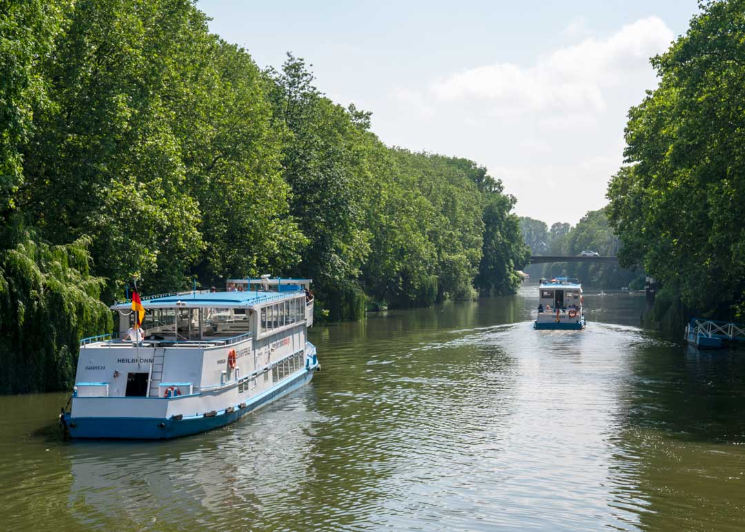 Neckar-Schifffahrt-Heilbronn-Sommer-2022 Die Schiffe Neckar-Fee und Neckar-Perle auf dem Heilbronner Neckar im Sommer 2022