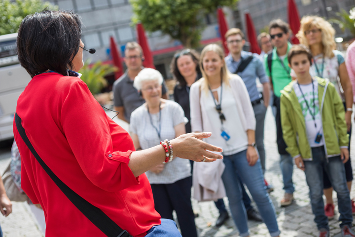 Gruppe bei Stadtführung auf dem Marktplatz. 