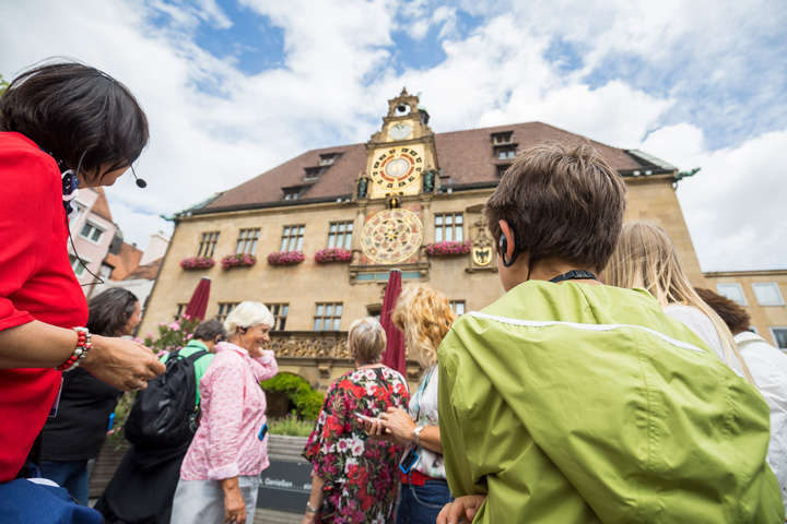 Gruppe bei Stadtführung vor dem Rathaus Gruppe bei Stadtführung vor dem Rathaus