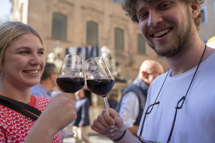 Paar stößt mit Wein an Paar stößt mit Wein an