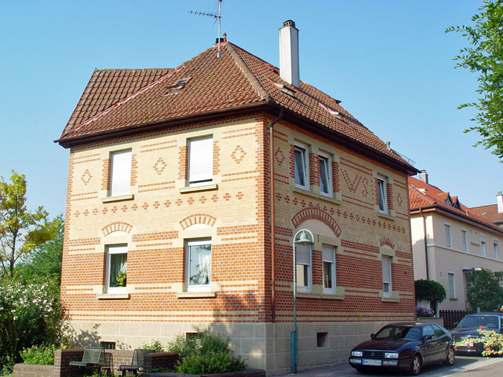 Wohnhaus mit einer für Alt-Böckingen typischen Ziegelsteinfassade mit Schmuckelementen 