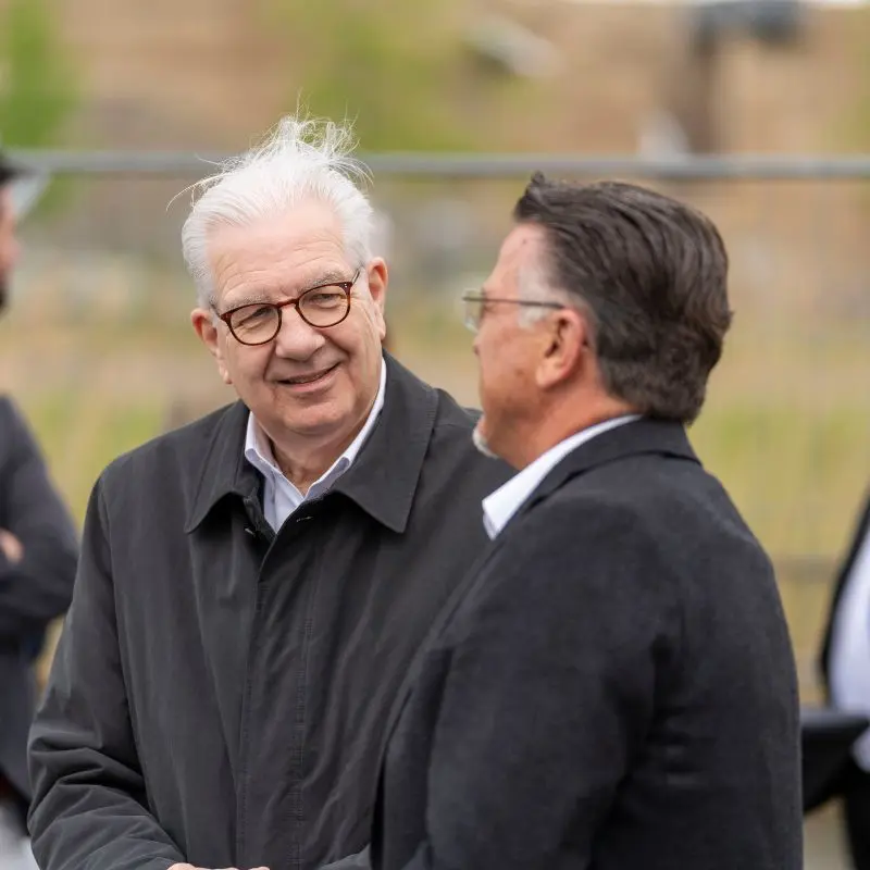 Erster Bürgermeister Martin Diepgen unterhält sich mit dem Investor Herr Paulus