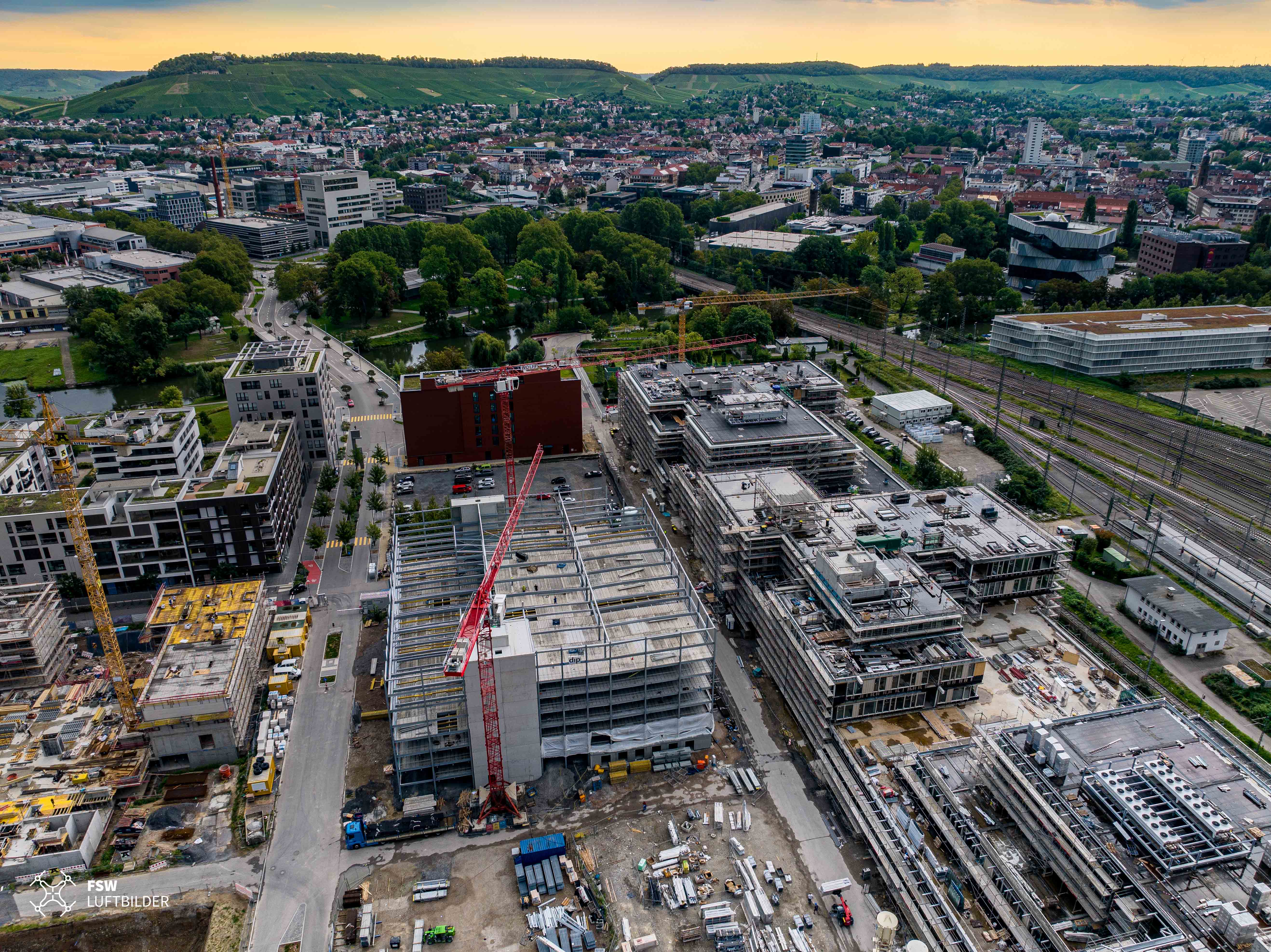 Der Neckarbogen wächst. Zu sehen sind die Bauarbeiten an der Quartiersgarage sowie an der internationalen Schule.