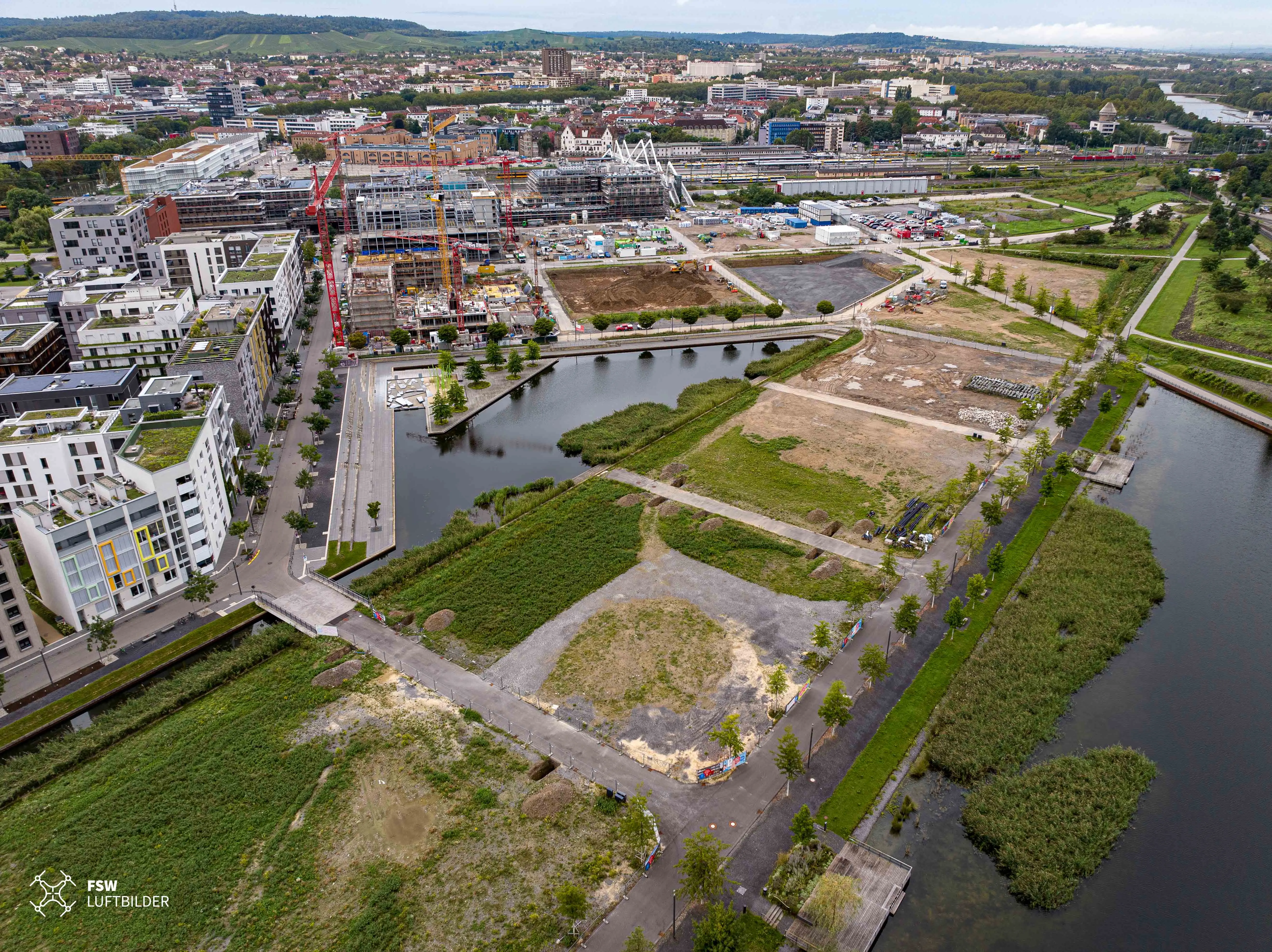 Die Sommerinsel wird gesäumt vom Floßhafen und Karlssee