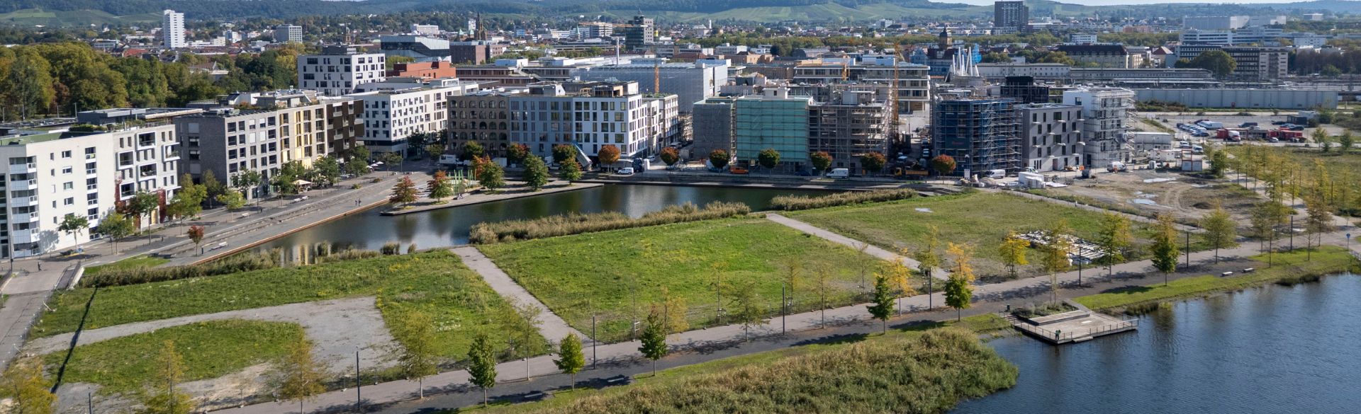 Ein Bild des Neckarbogens, Im Vordergrund sind die noch unbebauten Baufelder C, D, und E zu sehen