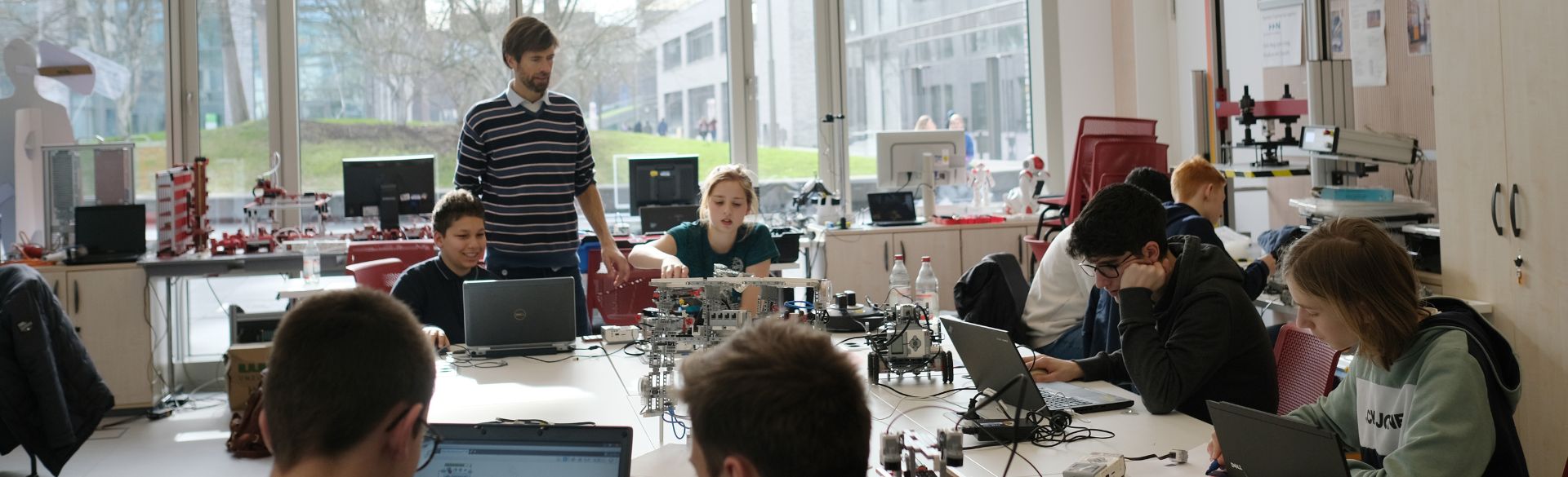 Man sieht einen Unterricht an der aim Juniorakademie; Foto: AIM