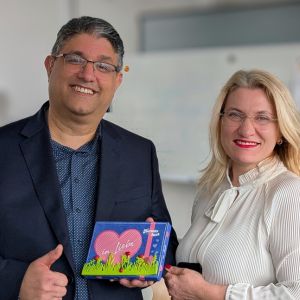 Man sieht Bahar Uzun-Bahar gemeinsam mit dem Kooperationspartner der Wilhelm-Hauff-Schule Herrn Demirci Salon Denis- Der Friseur.