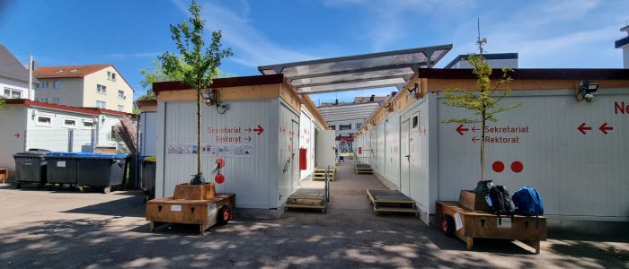 Man sieht ein Foto des Containerdorfs der Neckartalschule