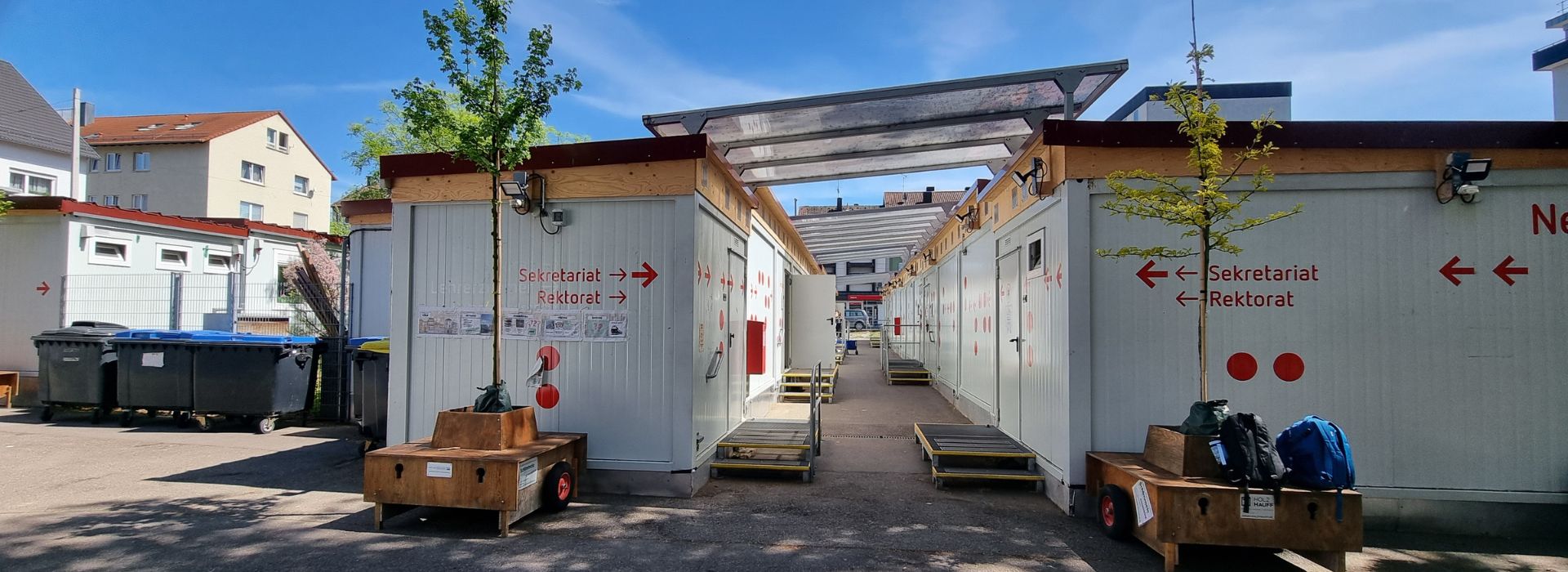Man sieht ein Foto des Containerdorfs der Neckartalschule 