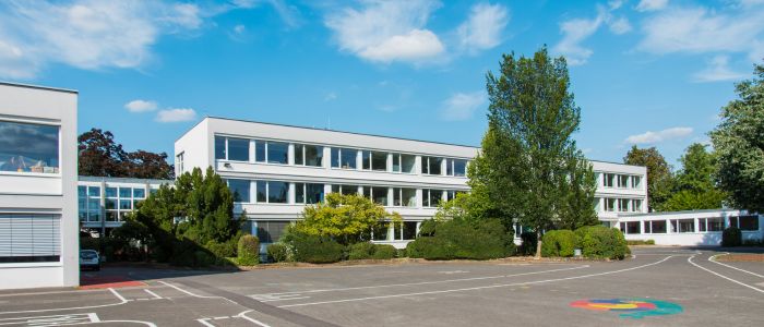 Man sieht ein Foto der Wilhelm-Hauff-Schule 