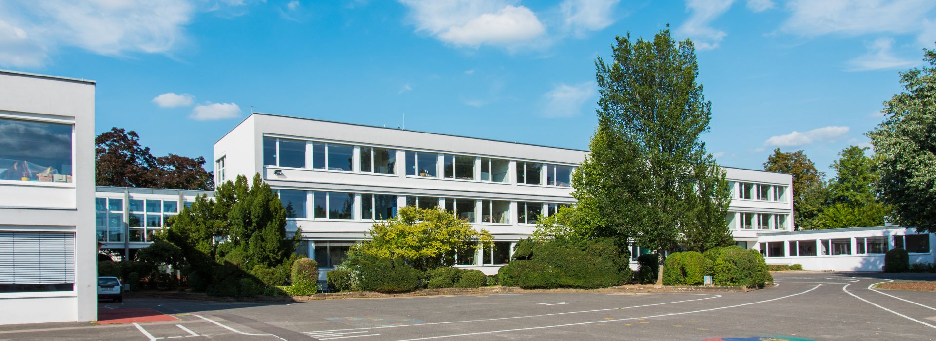 Man sieht ein Foto der Wilhelm-Hauff-Schule 