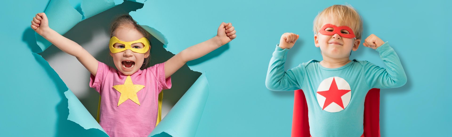Headerbild: Das Bild zeigt zwei Kinder vor einem türkisfarbenen Hintergrund. Links durchbricht ein Kind scheinbar eine Papierwand und streckt jubelnd die Arme nach oben. Es trägt eine Maske und ein Kostüm mit Stern. Rechts steht ein weiteres Kind mit Maske und Umhang, das seine Arme anwinkelt und Stärke zeigt. Beide wirken selbstbewusst und spielerisch. Die Darstellung vermittelt Mut, Selbstvertrauen und kindliche Stärke.