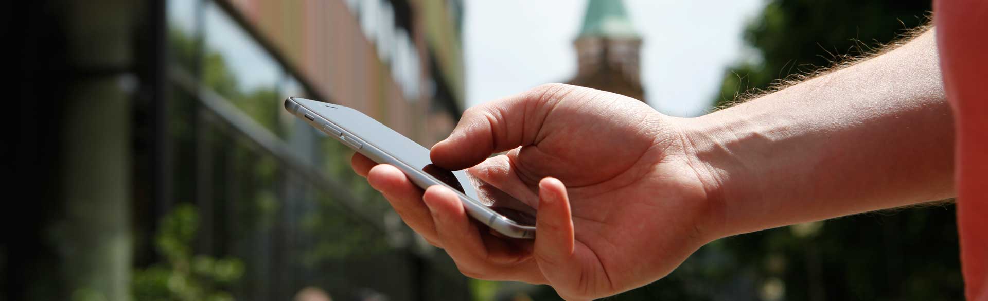assant vor dem Marrahaus mit Smartphone - Foto: Karlheinz Braun