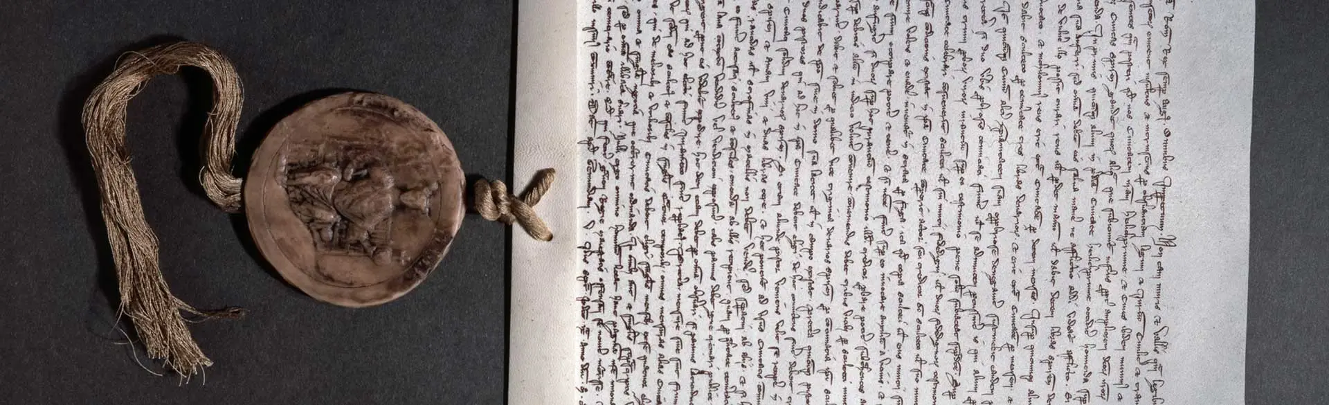 Man sieht eine historische Stadtrechtsurkunde mit Siegel