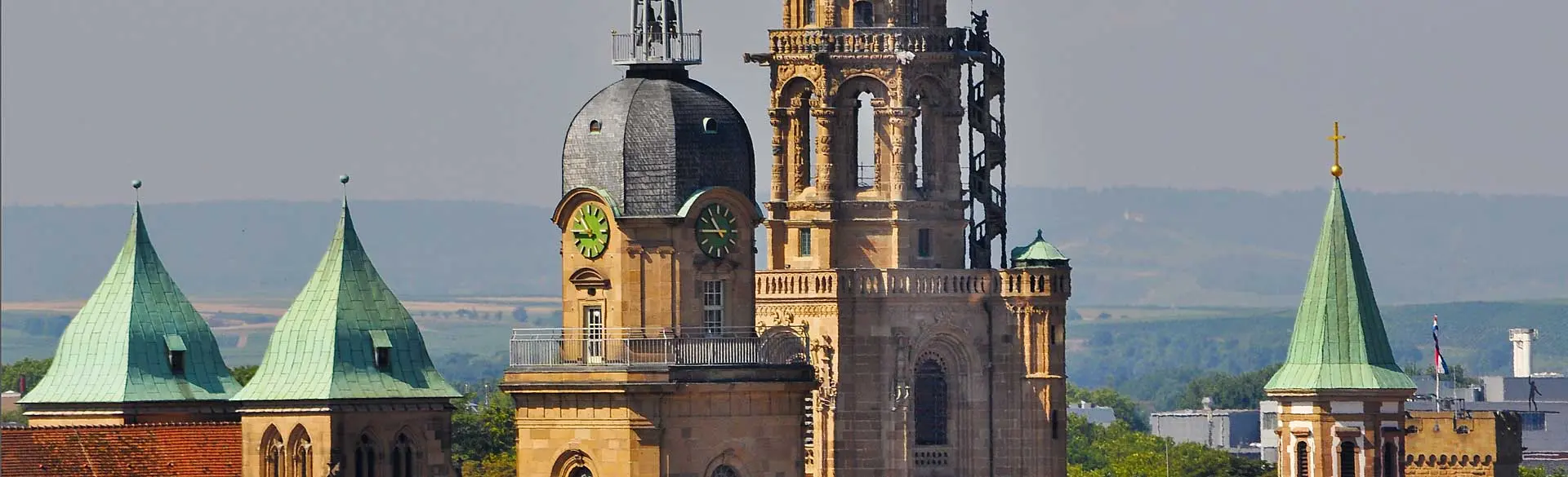 Man sieht die Türme des Deutschordensmünsters St. Peter und Paul und der Kilianskirche