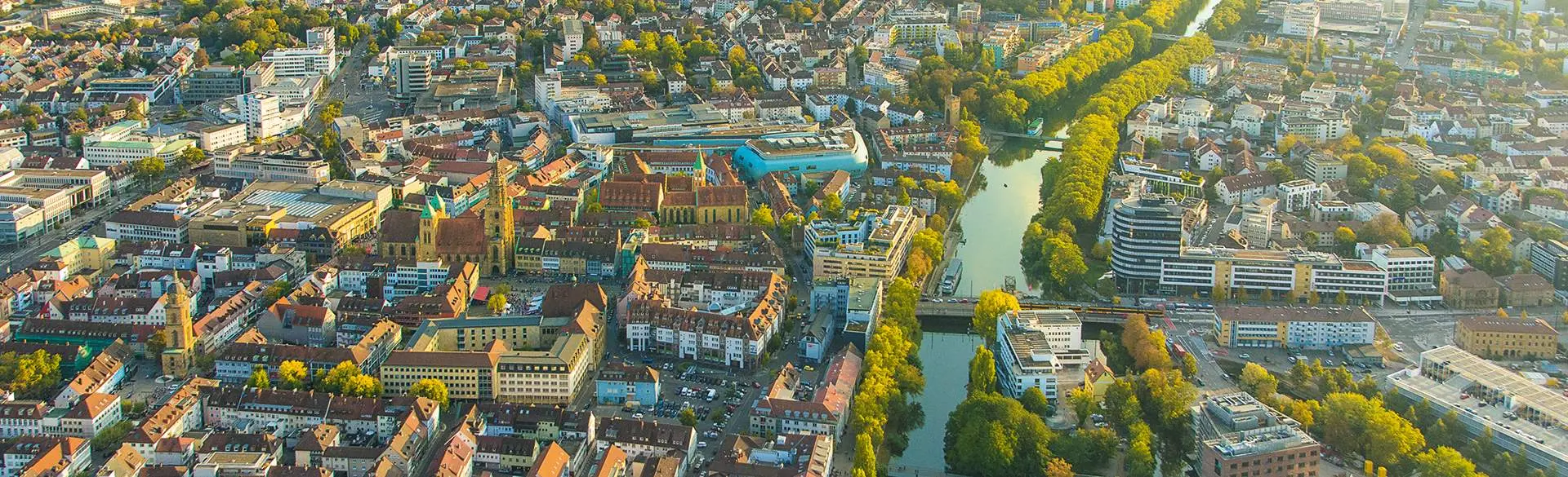 Ein Headerbild: Man sieht eine Luftaufnahme der Heilbronner Innenstadt mit Neckar, Kiliansplatz und Marktplatz.
