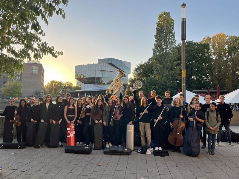 Man sieht das Sinfonisches Jugendblasorchester der Städtischen Musikschule