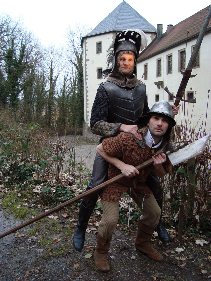 Szene aus dem Stück „Ritterrüstung und Kettenhemd"