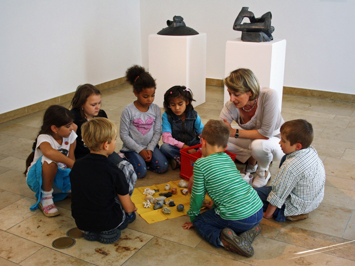 Kinder in der Ausstellung im Deutschhof