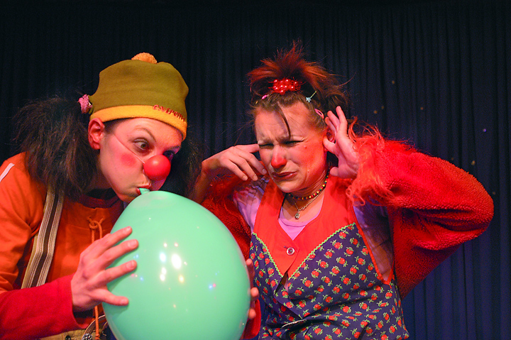 Spaß von zwei Klinikclowns mit einem Luftballon, der bald zu platzen droht.