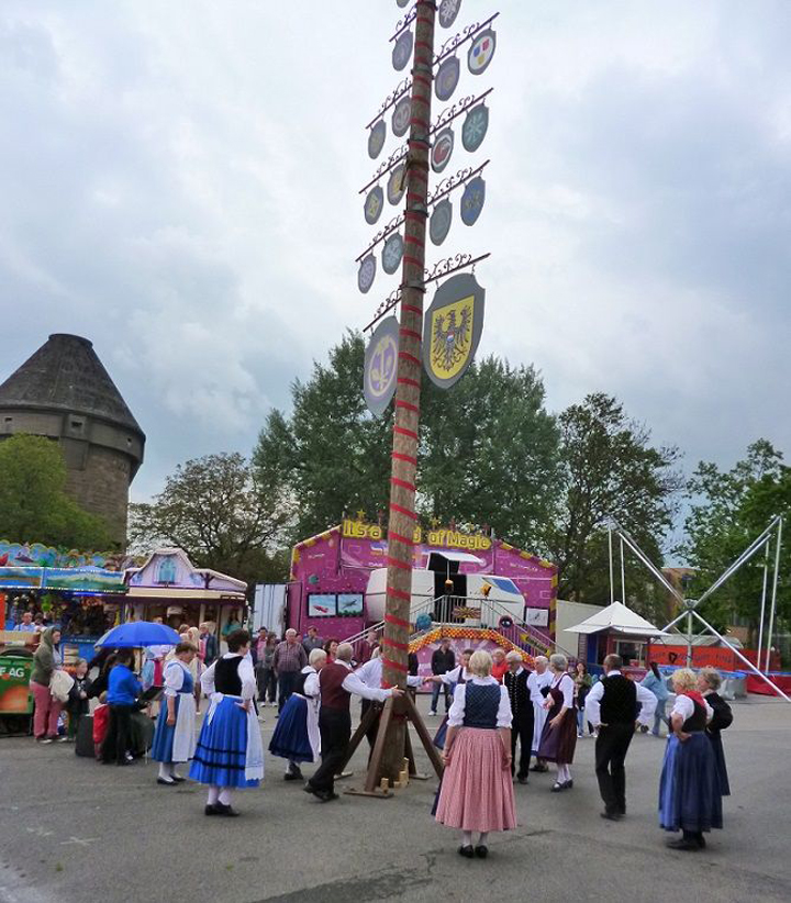 Tanz um den Maibaum auf der Theresienwiese des Volkstanzkreises Heilbronn