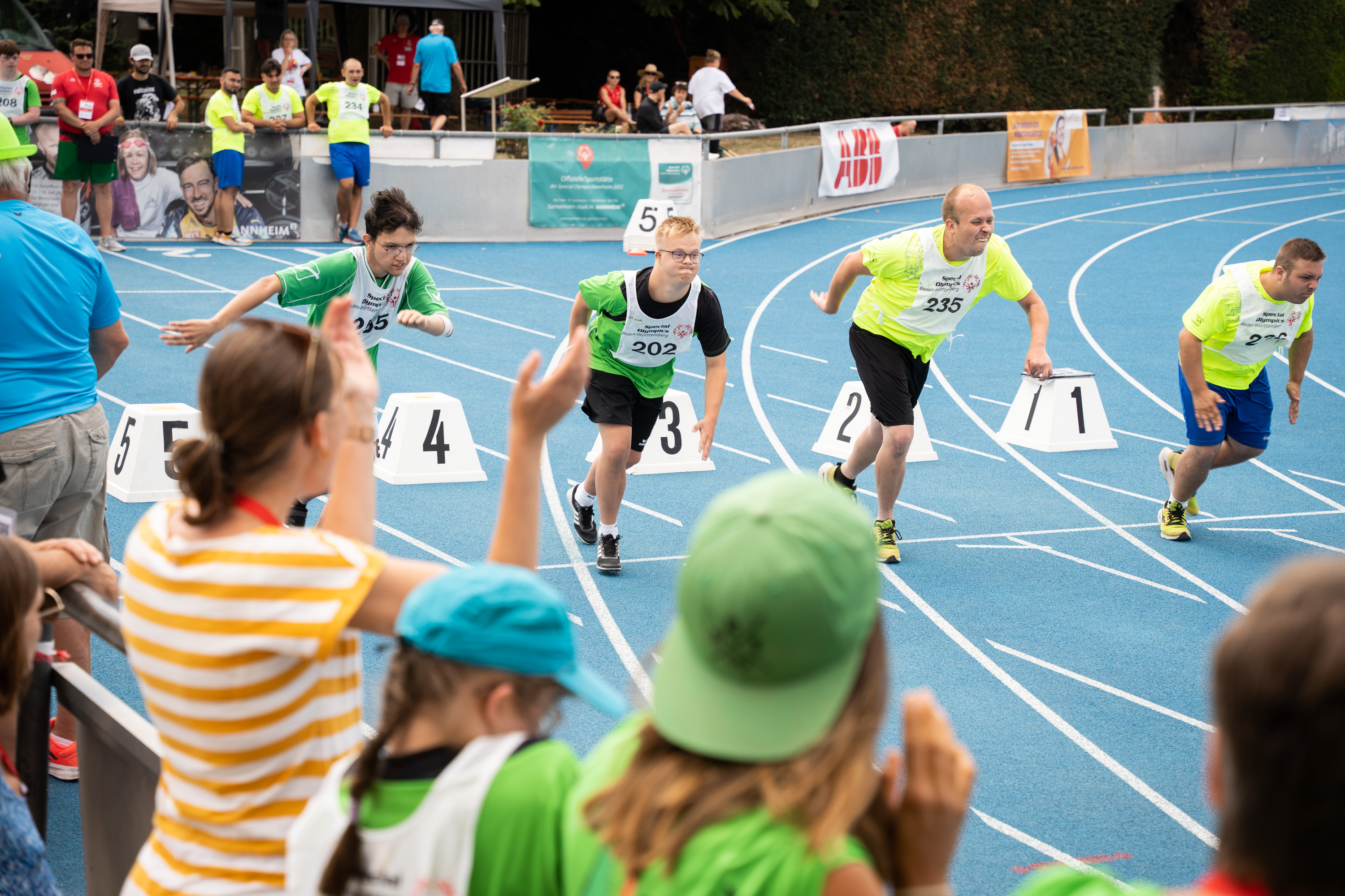 Man sieht den Start eines Sprints 