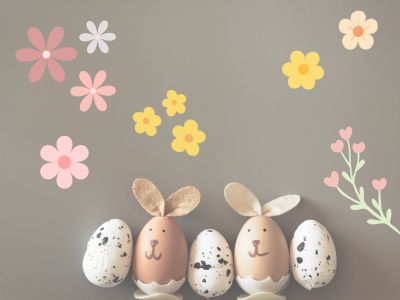 Ein Schmuckbild: Man sieht Eier, die als Osterhase geschmückt sind sowie bunte Blumen