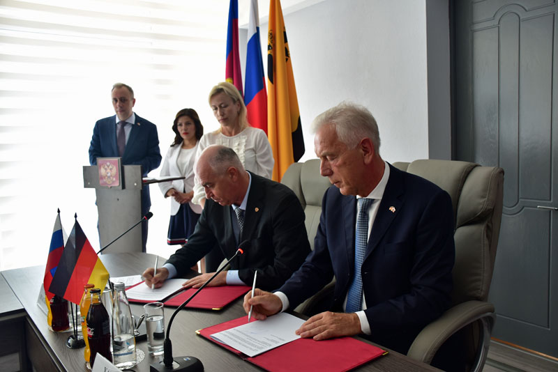 Unterzeichnung der Partnerschaftsurkunde durch Oberbürgermeister Harry Mergel und seinen russischen Kollegen Igor Djačenko - Foto: Küpper
