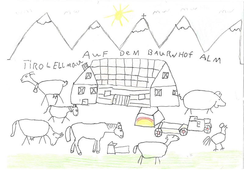 Die selbstgemalte Zeichnung zeigt ein Bauernhaus. Davor sind zwei Ziegen, eine Kuh, ein Pferd, ein Schaf, ein Schwein, ein Hahn und ein Fahrzeug auf einer grünen Wiese zu sehen. Im Hintergrund befinden sich schneebedeckte Berge mit einem Gipfelkreuz. Darüber eine Sonne. Über dem Bauernhaus steht: Auf dem Bauernhof Alm Tirol Ellmau.
