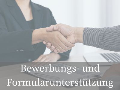 Man sieht zwei Menschen bei einem Vorstellungsgespräch