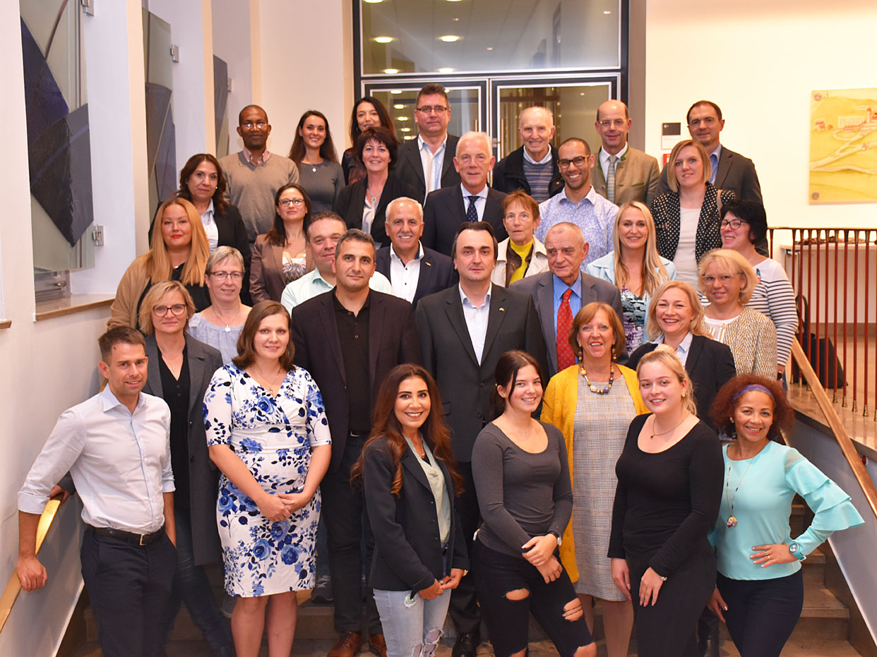Die Mitglieder des Beirats für Partizipation und Integration mit Oberbürgermeister Harry Mergel bei der Konstituierenden Sitzung am 25. September 2019