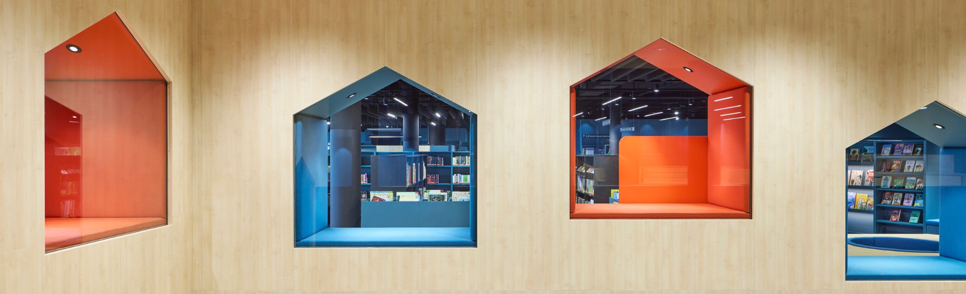 Man sieht die Stadtbibliothek von innen