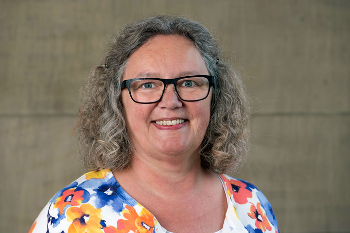 Petra Schenk an ihrem Arbeitsplatz