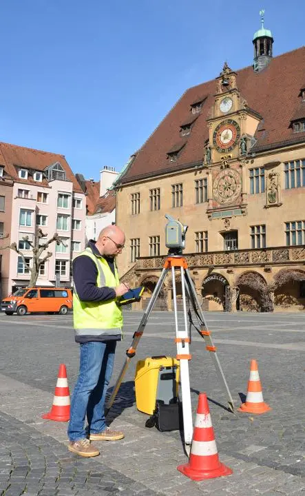 Mit einer Scanning-Total-Station kann Marek Schwarz heute seine Aufgaben erledigen