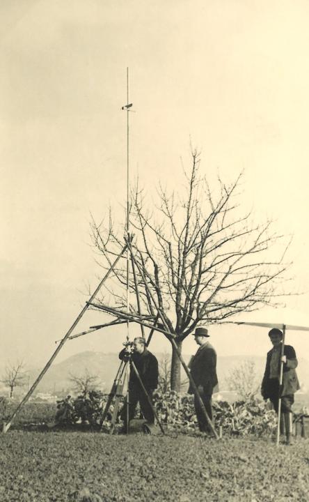 1936 in der Nähe von Sontheim gegenseitige Signalbeobachtung mit Theodolit und Signalisierungsgestänge