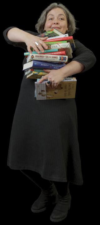Tina Kemnitz mit Buchstapel
