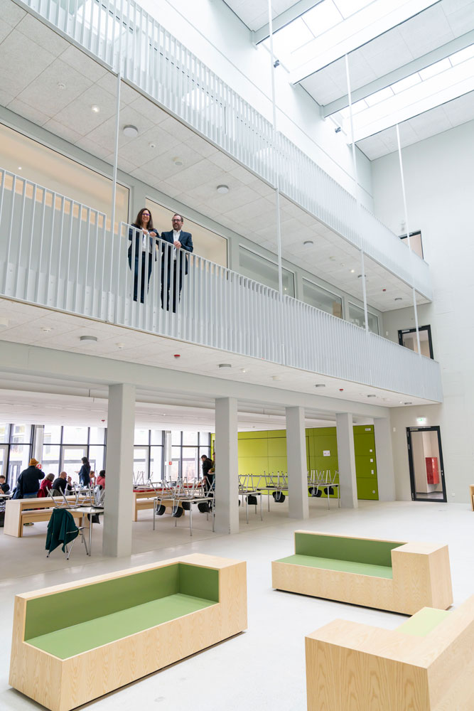 Blick in das neu geschaffene Atrium mit Rektorin Patricia Lutz und Konrektor Heiko Kramer auf den neuen Umgängen, die die Schule barrierefrei erschließen. Foto: Stadt Heilbronn/Jürgen Häffner