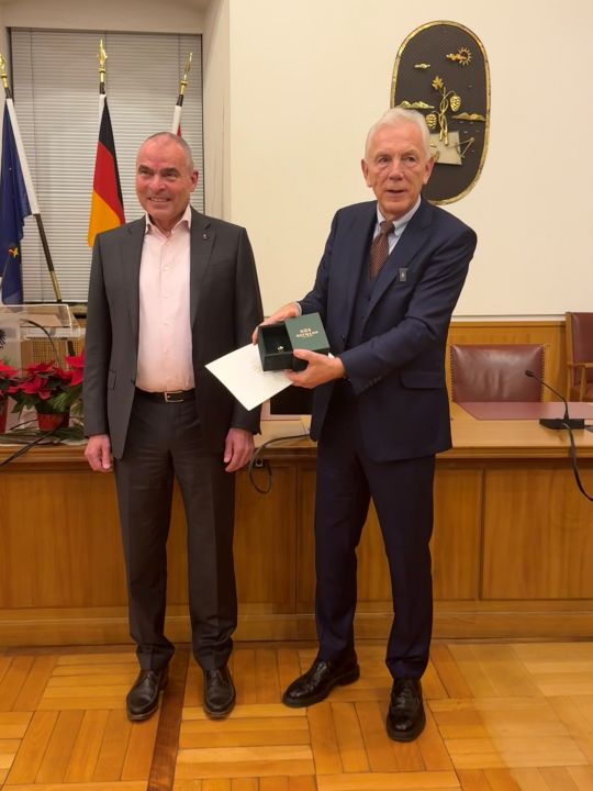 Oberbürgermeister Harry Mergel überreicht Ralf Klenk den Ehrenring der Stadt Heilbronn. Foto: Stadt Heilbronn