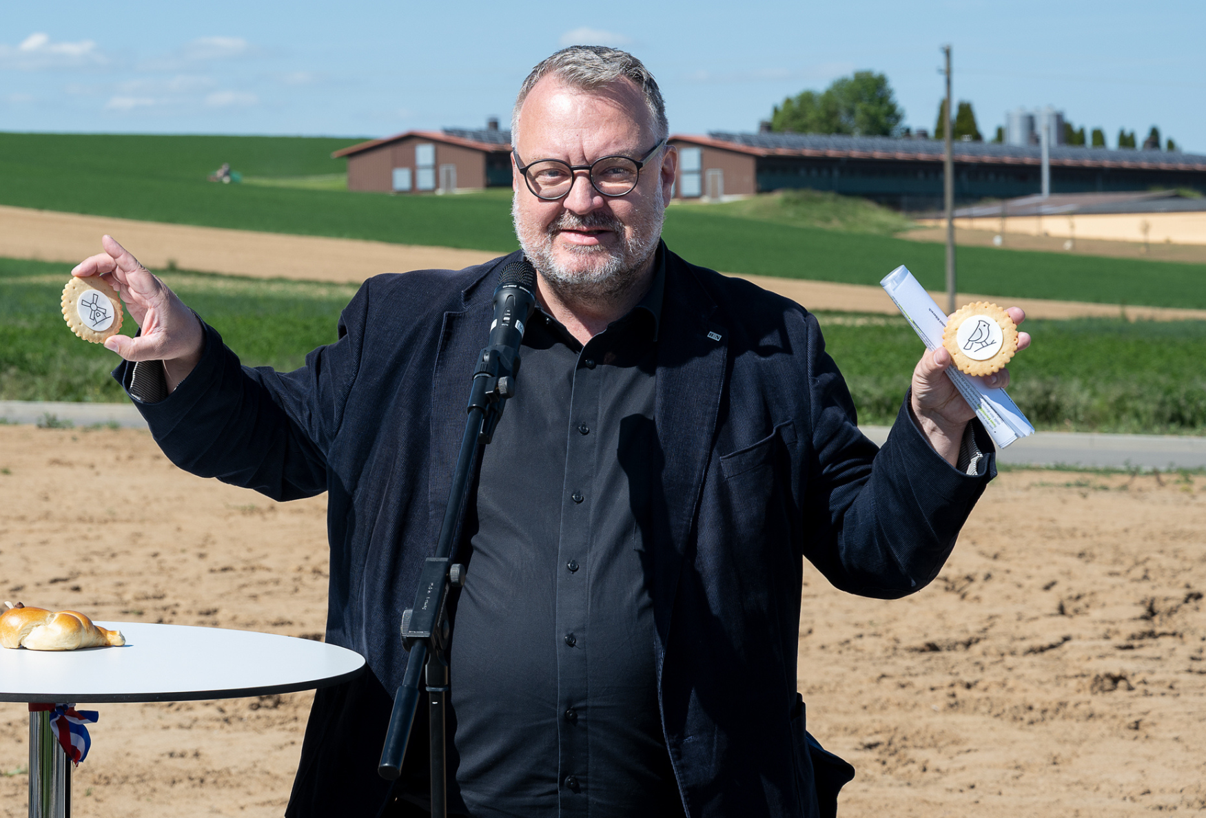 Zur Feier des neuen Baugebiets Mühlberg/Finkenberg hatte die Stadt Heilbronn mit Mühlen und Finken verziertes Gebäck mitgebracht, das Bürgermeister Andreas Ringle präsentierte. Foto: Stadtarchiv Heilbronn/Wolter