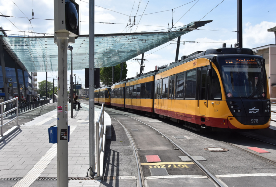 Auf allen drei Stadtbahngleisen vor dem Heilbronner Hauptbahnhof wird vom 30. Mai bis 15. Juni der Oberbelag aufgebracht. Die S4-Stadtbahnstrecke ist in der Zeit wegen weiteren Gleisarbeiten bis Eppingen gesperrt. (Foto: Stadt Heilbronn) 