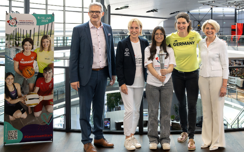 Heilbronns Bürgermeisterin Agnes Christner (v.r.) freut sich gemeinsam mit den Gesichtern der Spiele Carina Bär-Mennigen und Rozaliya Khudeeda sowie Beate Slavetinsky, Präsidentin Special Olympics Baden-Württemberg, und Neckarsulms Oberbürgermeister Steffen Hertwig auf spannende Wettbewerbe und ein fröhliches Sportfest. (Foto: Stadtarchiv Heilbronn/S. Wolter)